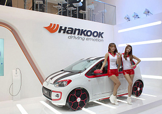 Автомобиль с безвоздушными колесами iFlex на стенде компании Hankook